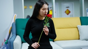 沙发美女手持玫瑰花图片